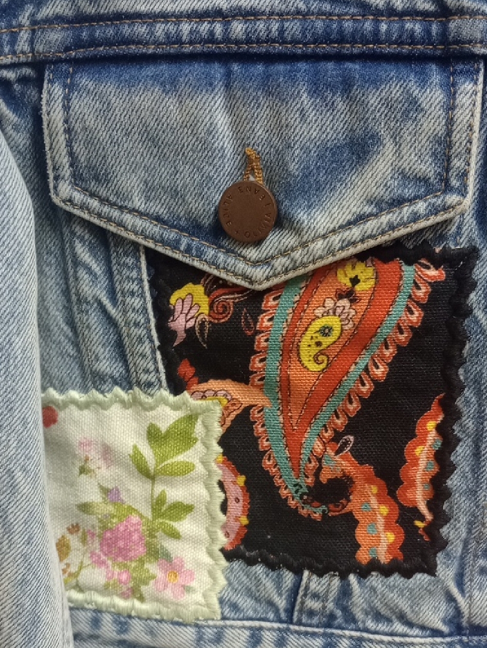 ALICE + OLIVIA LIGHT BLUE DENIM CROPPED JACKET WITH FLORAL PATCHES ◾SIZE XS - Picture 8 of 16